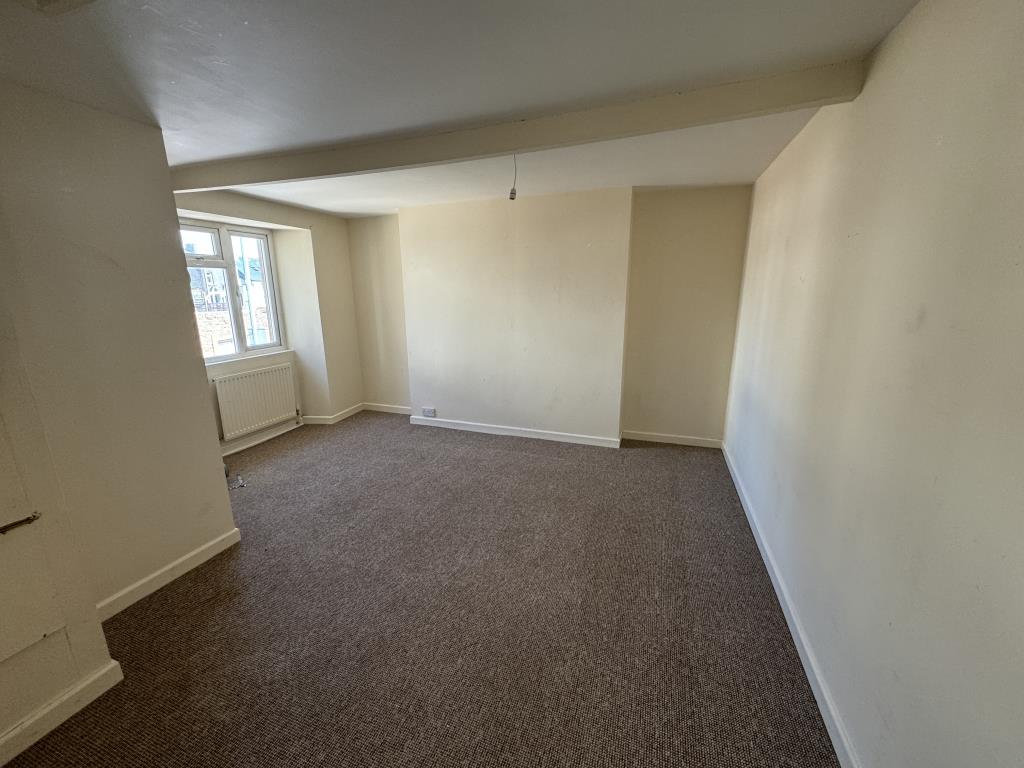 Lot: 58 - THREE STOREY TERRACED HOUSE FOR IMPROVEMENT - View of room on first floor